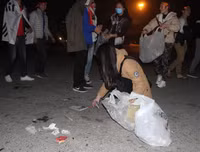 [ẢNH] Nhiều bạn trẻ rủ nhau dọn 