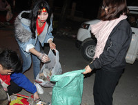 [ẢNH] Nhiều bạn trẻ rủ nhau dọn 