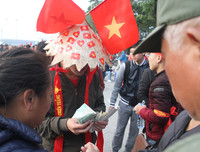 [ẢNH] Loạn giá vé chợ 