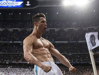 [ẢNH] Ronaldo khoe cơ bắp hoàn hảo sau khi lóe sáng đưa Real vào bán kết