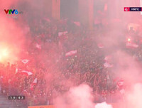 [ẢNH] Trận Hà Nội - Hải Phòng gián đoạn vì pháo sáng của cổ động viên quá khích