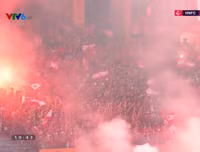 [ẢNH] Trận Hà Nội - Hải Phòng gián đoạn vì pháo sáng của cổ động viên quá khích