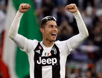 [ẢNH] Ronaldo thoải mái tu rượu khi Juve vô địch Serie A sớm 5 vòng