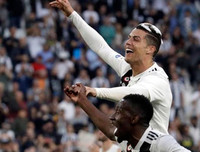 [ẢNH] Ronaldo thoải mái tu rượu khi Juve vô địch Serie A sớm 5 vòng