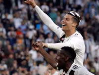 [ẢNH] Ronaldo thoải mái tu rượu khi Juve vô địch Serie A sớm 5 vòng