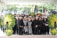 [ẢNH] Nghệ sỹ Việt thương tiếc đưa tiễn NSND Anh Tú về nơi yên giấc ngàn thu