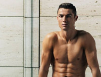 [ẢNH] Ronaldo lại khiến phái đẹp đứng ngồi không yên với bộ sưu tập đồ lót mới