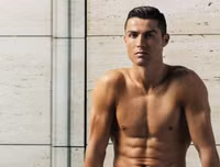 [ẢNH] Ronaldo lại khiến phái đẹp đứng ngồi không yên với bộ sưu tập đồ lót mới