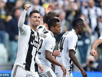 [ẢNH] Ronaldo thoải mái tu rượu khi Juve vô địch Serie A sớm 5 vòng