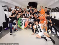 [ẢNH] Ronaldo thoải mái tu rượu khi Juve vô địch Serie A sớm 5 vòng