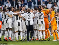 [ẢNH] Ronaldo thoải mái tu rượu khi Juve vô địch Serie A sớm 5 vòng