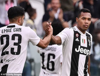 [ẢNH] Ronaldo thoải mái tu rượu khi Juve vô địch Serie A sớm 5 vòng