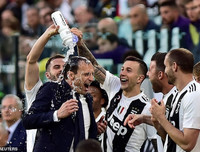 [ẢNH] Ronaldo thoải mái tu rượu khi Juve vô địch Serie A sớm 5 vòng