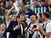 [ẢNH] Ronaldo thoải mái tu rượu khi Juve vô địch Serie A sớm 5 vòng