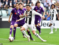[ẢNH] Ronaldo thoải mái tu rượu khi Juve vô địch Serie A sớm 5 vòng
