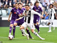 [ẢNH] Ronaldo thoải mái tu rượu khi Juve vô địch Serie A sớm 5 vòng
