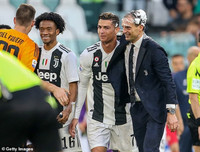 [ẢNH] Ronaldo thoải mái tu rượu khi Juve vô địch Serie A sớm 5 vòng