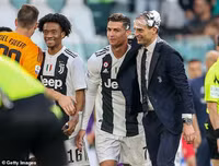 [ẢNH] Ronaldo thoải mái tu rượu khi Juve vô địch Serie A sớm 5 vòng