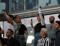 [ẢNH] Ronaldo thoải mái tu rượu khi Juve vô địch Serie A sớm 5 vòng