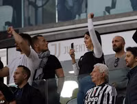 [ẢNH] Ronaldo thoải mái tu rượu khi Juve vô địch Serie A sớm 5 vòng