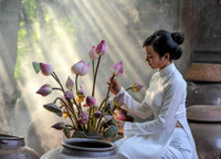 [ẢNH] Tìm lại vẻ đẹp xưa cũ bên những bức hình thiếu nữ và sen