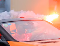 [ẢNH] Trận Hà Nội - Hải Phòng gián đoạn vì pháo sáng của cổ động viên quá khích