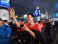 Chùm ảnh Giggs và Scholes đến Hà Nội trong sự chào đón nồng nhiệt của fan M.U