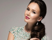 [ẢNH] Nữ danh ca xinh như mộng được săn đón ở khai mạc World Cup 2018