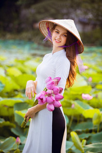 [Ảnh] Dân mạng mê mẩn với bộ ảnh của cô gái Tây chụp bên đầm sen