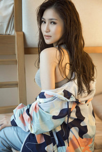 Hương Tràm tung bộ ảnh nóng bỏng mừng sinh nhật tuổi 23