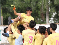 [ẢNH] Thủ môn bất đắc dĩ mang về chiến thắng cho THPT Xuân Mai