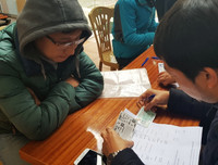 [ẢNH] Nhiều CĐV hớn hở nhận vé xem chung kết lượt về AFF Cup 2018