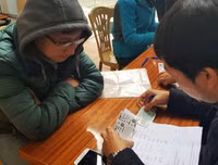 [ẢNH] Nhiều CĐV hớn hở nhận vé xem chung kết lượt về AFF Cup 2018