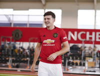 [ẢNH] Harry Maguire phấn khởi khoác lên mình màu áo M.U