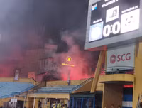 [ẢNH] Trận Hà Nội - Hải Phòng gián đoạn vì pháo sáng của cổ động viên quá khích