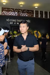 Nghệ sĩ xúc động rơi nước mắt tiễn đưa NSƯT Hoàng Yến