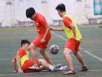 [ẢNH] Dẫn bàn ngay phút đầu, THPT Yên Hòa thắng hú vía sau loạt luân lưu