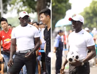 Cựu danh thủ M.U vui vẻ chụp ảnh cùng người hâm mộ tại phố đi bộ hồ Gươm