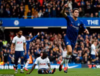[ẢNH] Jose Mourinho cười bí hiểm khi lần thứ hai thua học trò cũ Frank Lampard