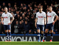 [ẢNH] Jose Mourinho cười bí hiểm khi lần thứ hai thua học trò cũ Frank Lampard