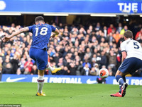 [ẢNH] Jose Mourinho cười bí hiểm khi lần thứ hai thua học trò cũ Frank Lampard