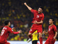 [ẢNH] Tiền vệ Huy Hùng nắm chặt tay bạn gái khi đi nhận thưởng 1 tỷ đồng