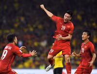 [ẢNH] Tiền vệ Huy Hùng nắm chặt tay bạn gái khi đi nhận thưởng 1 tỷ đồng