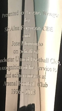 [ẢNH] Có gì bên trong hộp quà Sir Alex Ferguson tặng HLV Wenger?