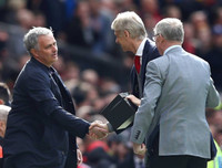 [ẢNH] Có gì bên trong hộp quà Sir Alex Ferguson tặng HLV Wenger?