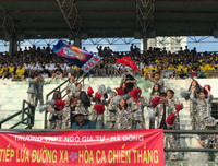 [ẢNH] Dàn cổ động viên 600 người gây ấn tượng khán đài Tây Hồ