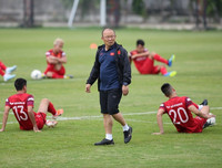 [ẢNH] Gạt mọi âu lo, tuyển Việt Nam cười 'thả phanh' trước đại chiến với Thái Lan