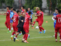 [ẢNH] Gạt mọi âu lo, tuyển Việt Nam cười 'thả phanh' trước đại chiến với Thái Lan