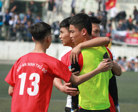 [ẢNH] Thắng kịch tính bằng luân lưu, THPT Lê Văn Thiêm vào top 8