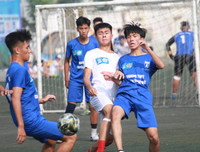 [ẢNH] Hai lần để THPT Chuyên Ngoại ngữ chọc thủng lưới, thủ môn trường Vân Tảo ôm mặt khóc